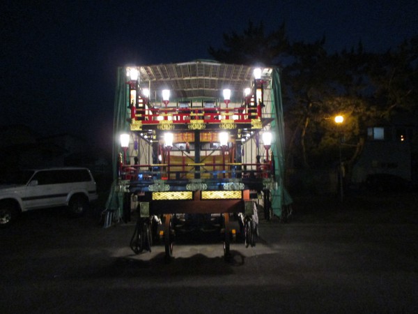 義公山の山車。まだ飾りをしていないが、きらびやかでとても大きい。