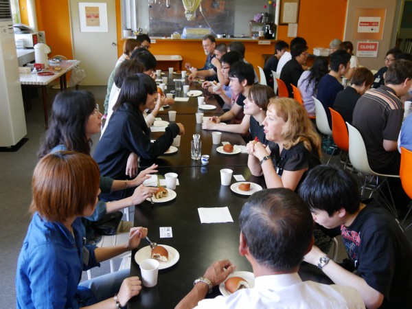 食堂での懇談風景